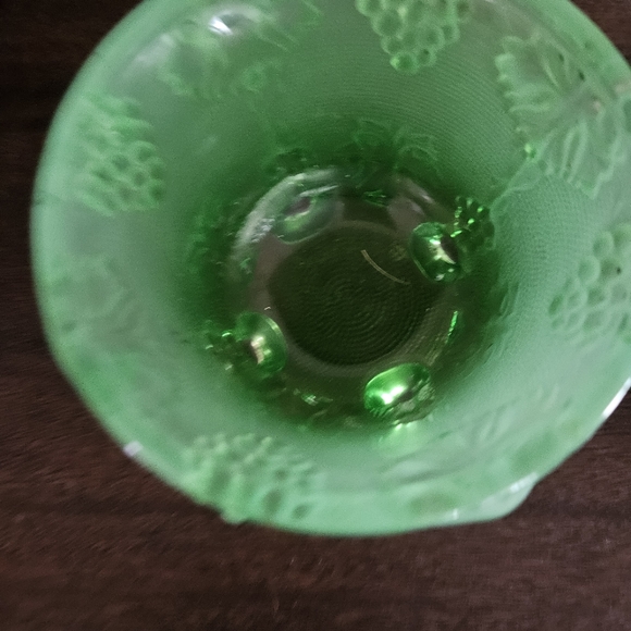 Vintage and Rare 1950's Footed Emerald Candy Dish with Grape and Leaf Pattern - Picture 6 of 9
